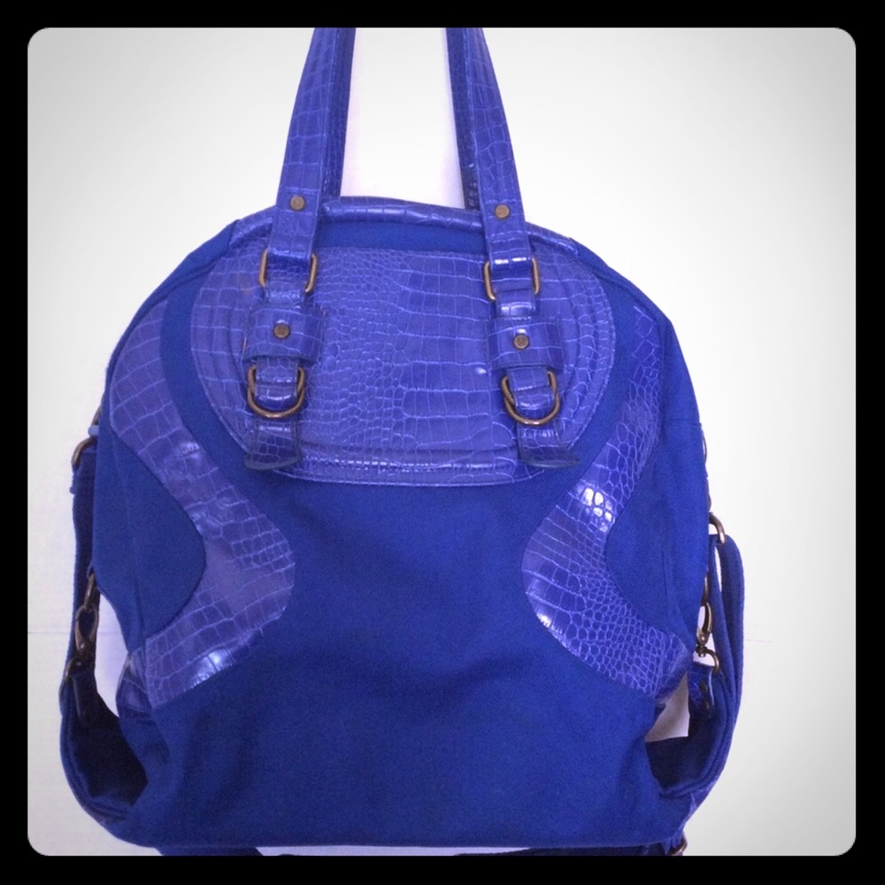 LOOKING FOR THIS LULULEMON BAG!